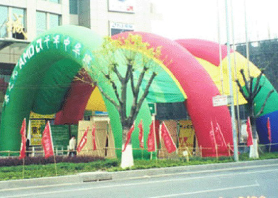 赤い色のビジネスのための屋外の膨脹可能なテントのポリ塩化ビニールによって塗られるナイロンは広告します